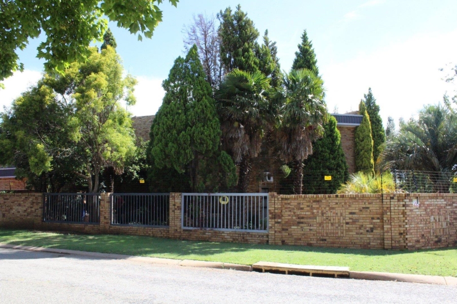 6 Bedroom Property for Sale in Van Der Hoff Park North West